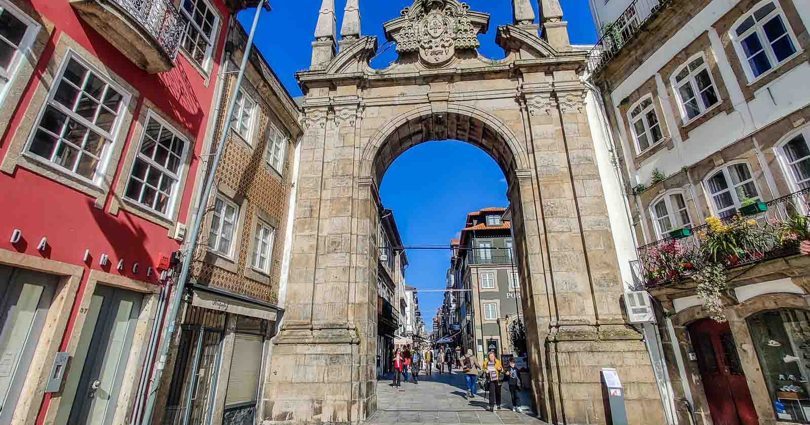 Arch of the new gate - Portugal Travel Guide